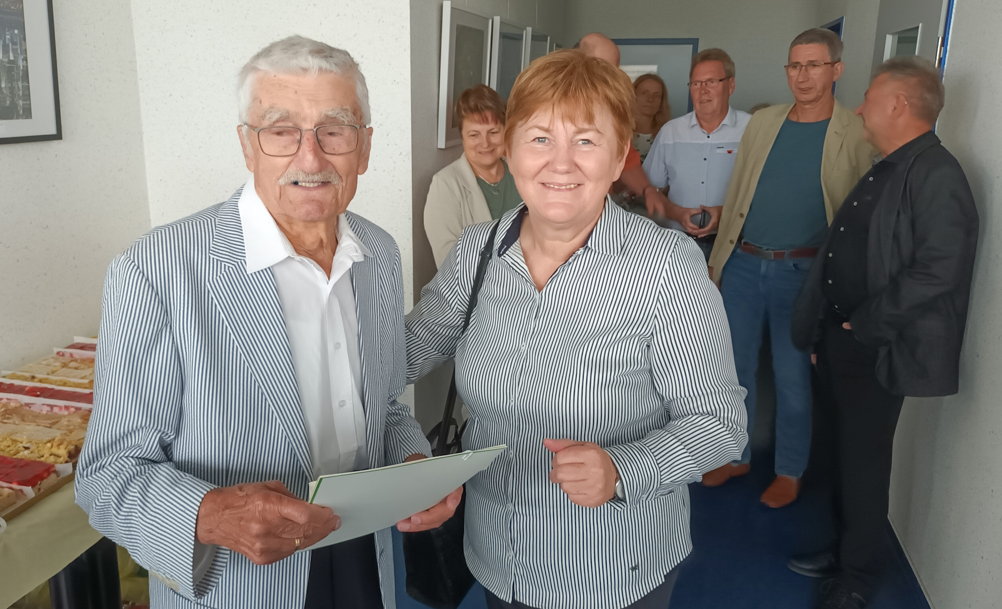Jubilar Heinz Gierth (100) mit Bürgermeisterin Elkie Stadeler